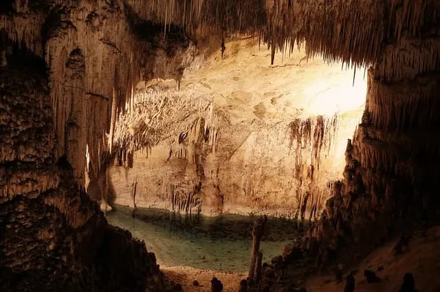 Explorez les mystères des grottes géologiques