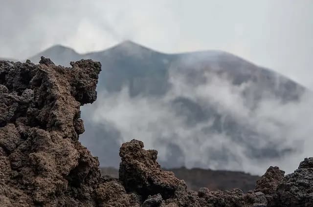 Les volcans actifs à explorer : découvrez leurs mystères