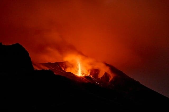 Les volcans actifs à explorer : découvrez leurs mystères